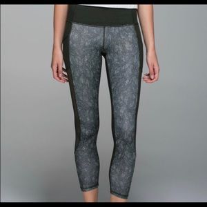 Lululemon Wunder Under Crop Black/ aquamarine.